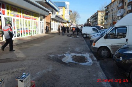 У Житомирі в районі базару ще зранку почали прибирати залишки снігу та бруду