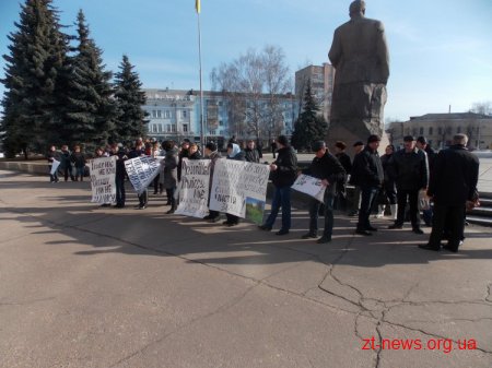 У Житомирі під стінами облради мітингували жителі сіл проти видобутку титану