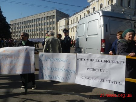 Близько сотні житомирян мітингують під стінами міськради