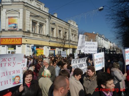 Близько сотні житомирян мітингують під стінами міськради