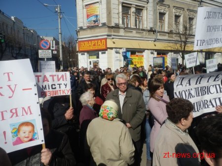 Близько сотні житомирян мітингують під стінами міськради