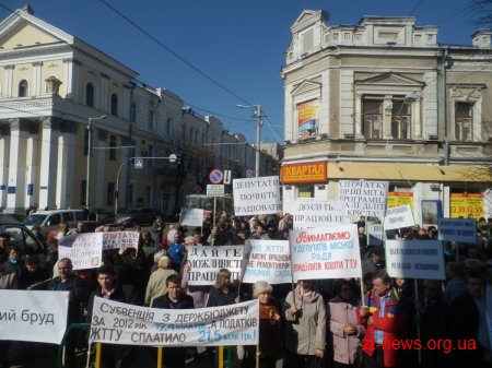 Близько сотні житомирян мітингують під стінами міськради