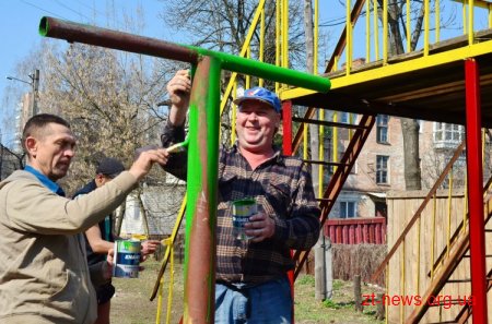 У Житомирі почали встановлювати нові дитячі майданчики