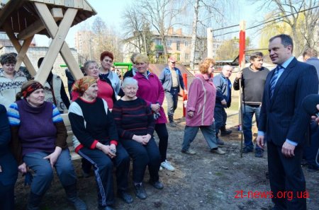 У Житомирі почали встановлювати нові дитячі майданчики