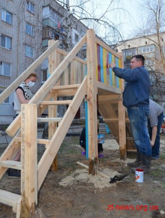 У Житомирі почали встановлювати нові дитячі майданчики