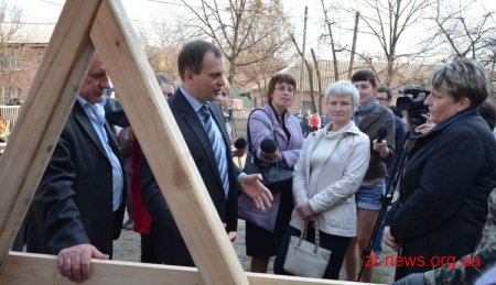 У Житомирі почали встановлювати нові дитячі майданчики