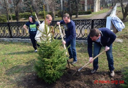 У Житомирі прибирали біля пам’ятника «Чорна біль»