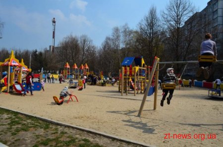 Дитячий майданчик, який подарувала компанія "Рудь" Житомиру немає кому прибирати