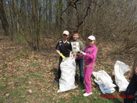 У Житомирі школярі прибрали поруч з джерелом на вул. Промисловій