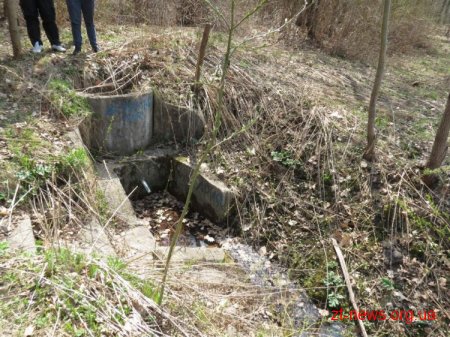 У Житомирі школярі прибрали поруч з джерелом на вул. Промисловій