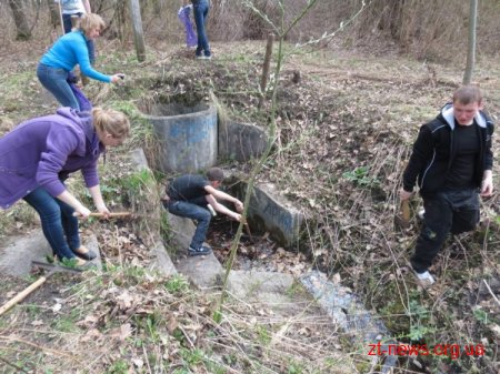 У Житомирі школярі прибрали поруч з джерелом на вул. Промисловій