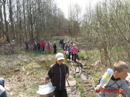У Житомирі школярі прибрали поруч з джерелом на вул. Промисловій
