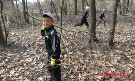 У Житомирі школярі прибрали поруч з джерелом на вул. Промисловій