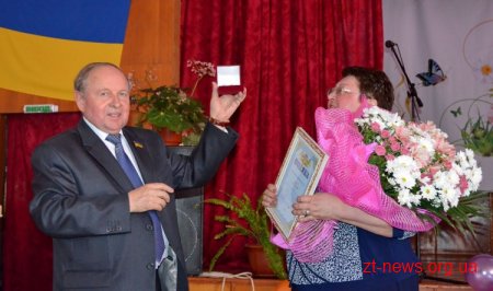Директор Житомирського ліцею №24 отримала іменний годинник та нагрудний знак
