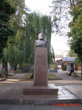 бюст Карла Маркса