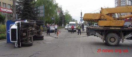 У Житомирі бус поклав на бік автомобіль Газ