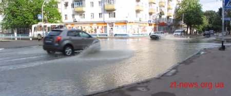 В Житомирі через порив водопроводу вода заливає перехрестя