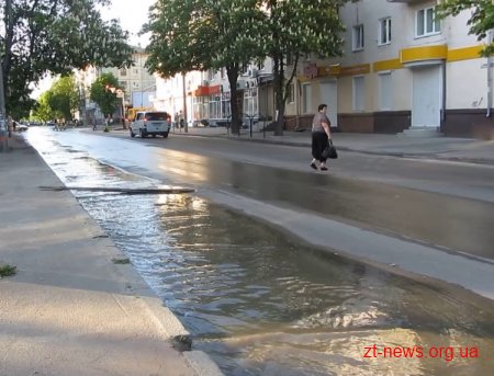 В Житомирі через порив водопроводу вода заливає перехрестя