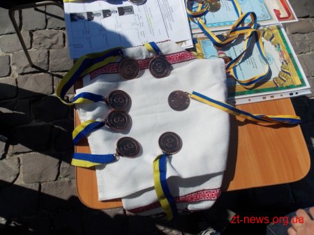 У Житомирі поруч з монументом слави нагородили переможців спортивних змагань