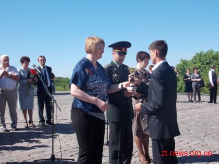 У Житомирі поруч з монументом слави нагородили переможців спортивних змагань