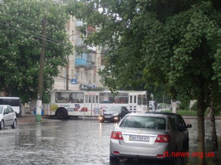 У Житомирі після сильного дощу "як завжди" затопило перехрестя Щорса - Котовського