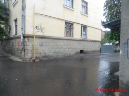 У Житомирі після сильного дощу "як завжди" затопило перехрестя Щорса - Котовського