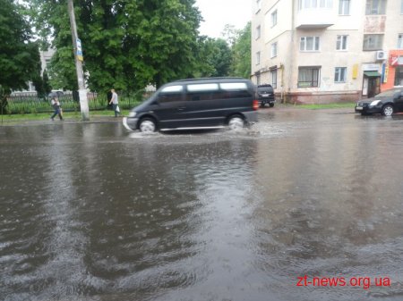 У Житомирі після сильного дощу "як завжди" затопило перехрестя Щорса - Котовського