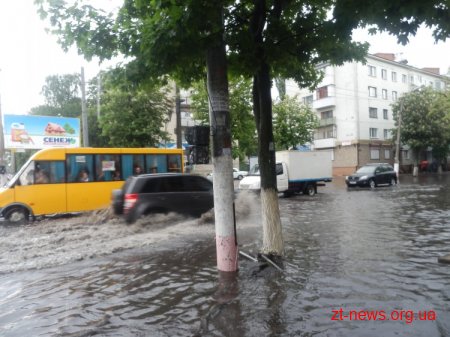У Житомирі після сильного дощу "як завжди" затопило перехрестя Щорса - Котовського