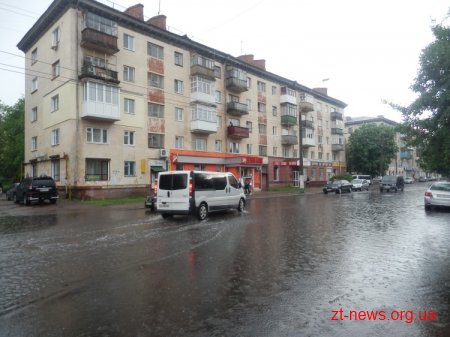 У Житомирі після сильного дощу "як завжди" затопило перехрестя Щорса - Котовського