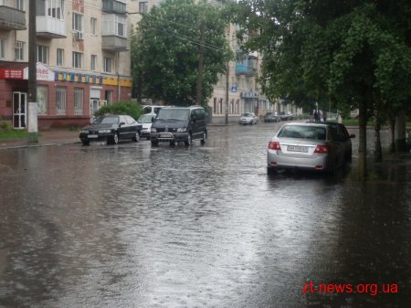 У Житомирі після сильного дощу "як завжди" затопило перехрестя Щорса - Котовського