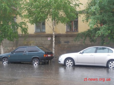 У Житомирі після сильного дощу "як завжди" затопило перехрестя Щорса - Котовського