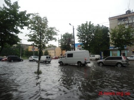У Житомирі після сильного дощу "як завжди" затопило перехрестя Щорса - Котовського