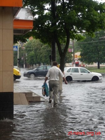 У Житомирі після сильного дощу "як завжди" затопило перехрестя Щорса - Котовського
