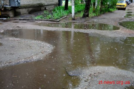 Квартал по вул. Мануїльського із 15-річними ямами вирішили відремонтувати