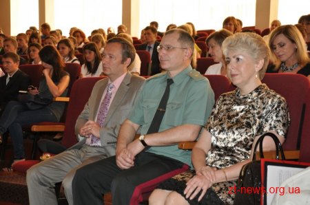 Діти-сироті і діти, позбавлені батьківського піклування, і після закінчення школи залишаються під повною опікою держави