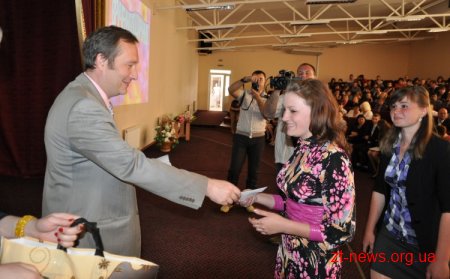 Діти-сироті і діти, позбавлені батьківського піклування, і після закінчення школи залишаються під повною опікою держави