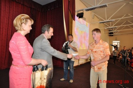 Діти-сироті і діти, позбавлені батьківського піклування, і після закінчення школи залишаються під повною опікою держави
