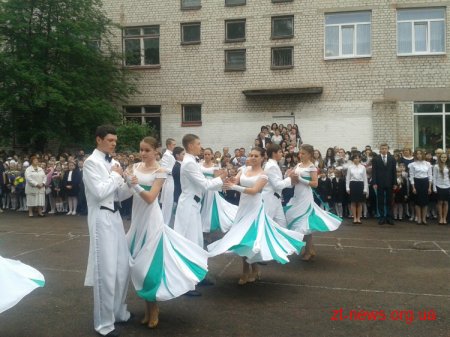 В школах Житомира прозвеніли останні дзвінки