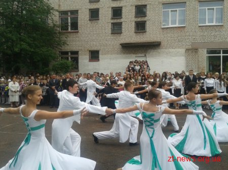 В школах Житомира прозвеніли останні дзвінки