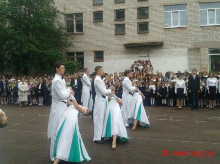 В школах Житомира прозвеніли останні дзвінки