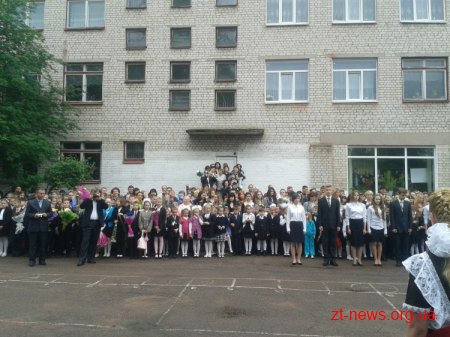 В школах Житомира прозвеніли останні дзвінки