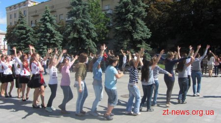 У Житомирі відбулася ранкова зарядка в стилі "ZUMBA"