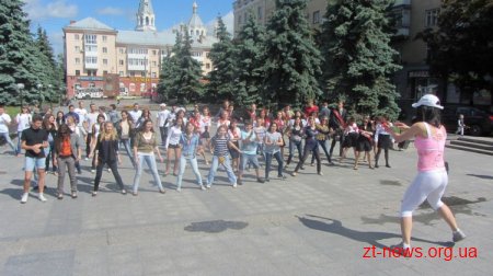 У Житомирі відбулася ранкова зарядка в стилі "ZUMBA"