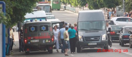 У Житомирі автомобіль Ford збив людину