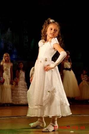 У Житомирі визначили переможниць конкурсу краси "Міні-міс Житомира-2013"