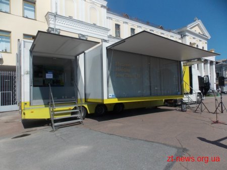 У Житомирі урочисто відкрили мобільний музей  Блаженного Іоанна Павла II