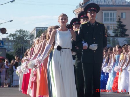 У Житомирі відбувся перший в Україні офіцерський бал ВІДЕО