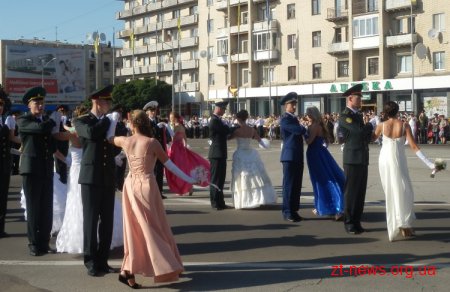 У Житомирі відбувся перший в Україні офіцерський бал ВІДЕО