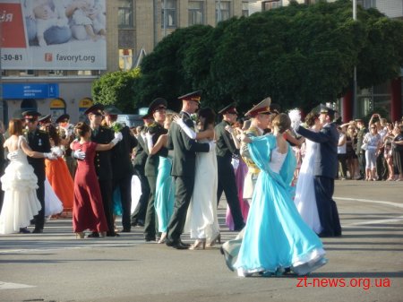 У Житомирі відбувся перший в Україні офіцерський бал ВІДЕО