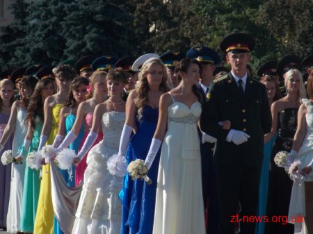 У Житомирі відбувся перший в Україні офіцерський бал ВІДЕО